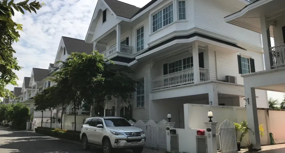À louer 4 chambres maison à Mueang Samut Prakan, Samut Prakan