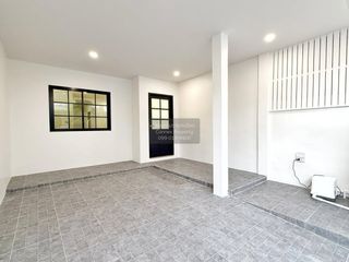 Casa adosada en venta de 3 habitaciones en Bang Kapi, Bangkok