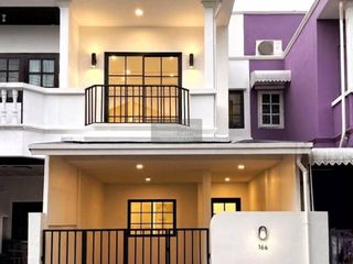 Casa adosada en venta de 3 habitaciones en Bang Kapi, Bangkok