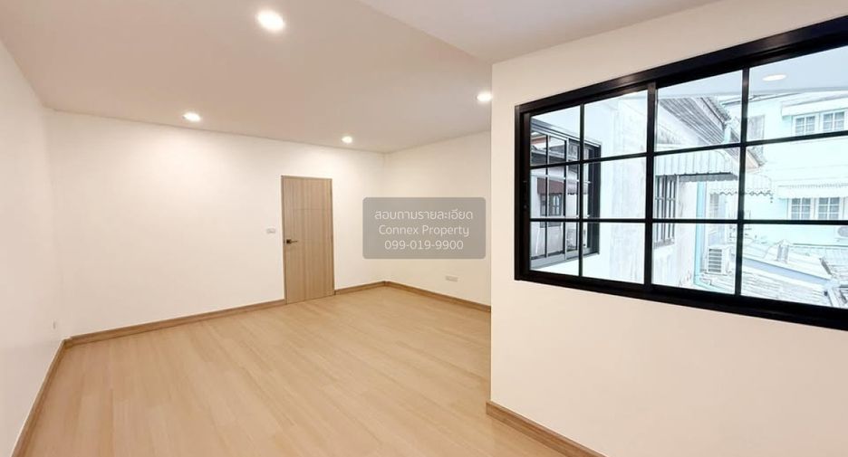Casa adosada en venta de 3 habitaciones en Bang Kapi, Bangkok