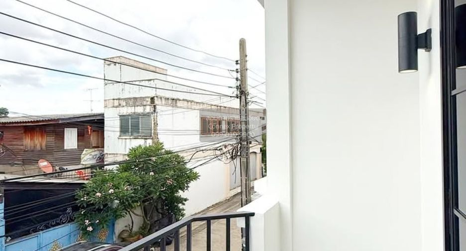 Casa adosada en venta de 3 habitaciones en Bang Kapi, Bangkok