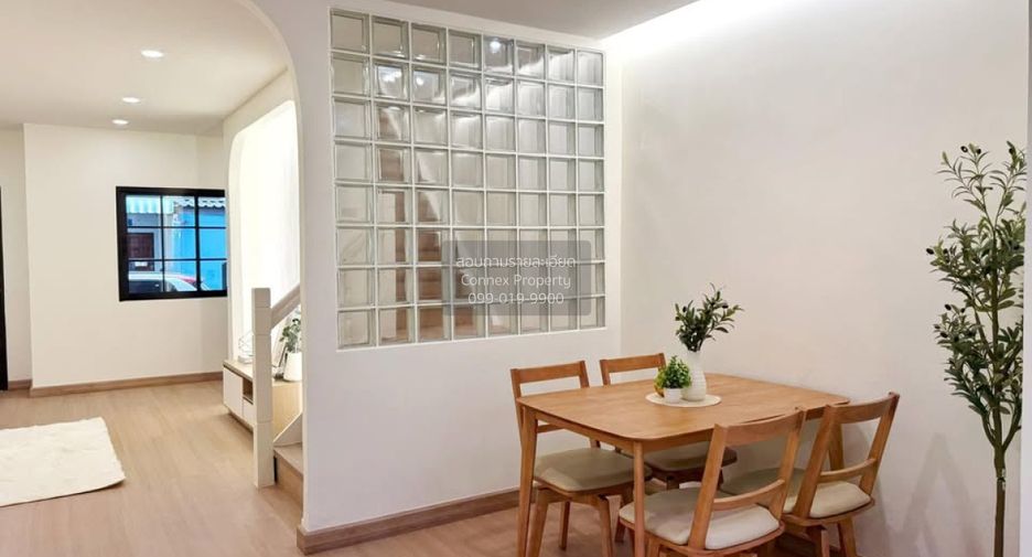 Casa adosada en venta de 3 habitaciones en Bang Kapi, Bangkok