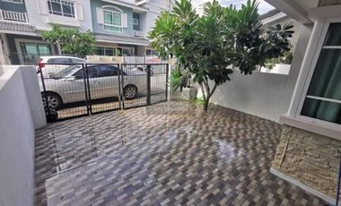 À vendre 3 chambres maison de ville à Huay Yai, Pattaya