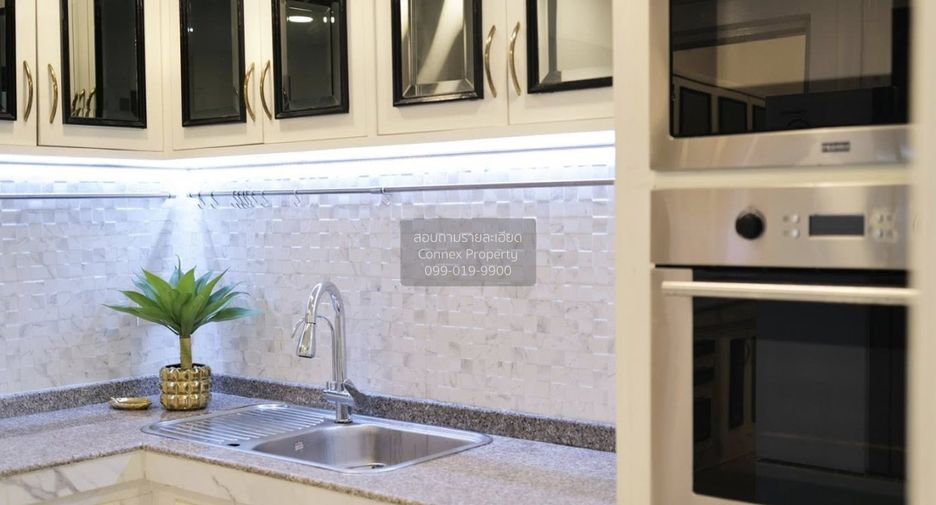 For sale 4 bedrooms townhouse in Lat Phrao, Bangkok