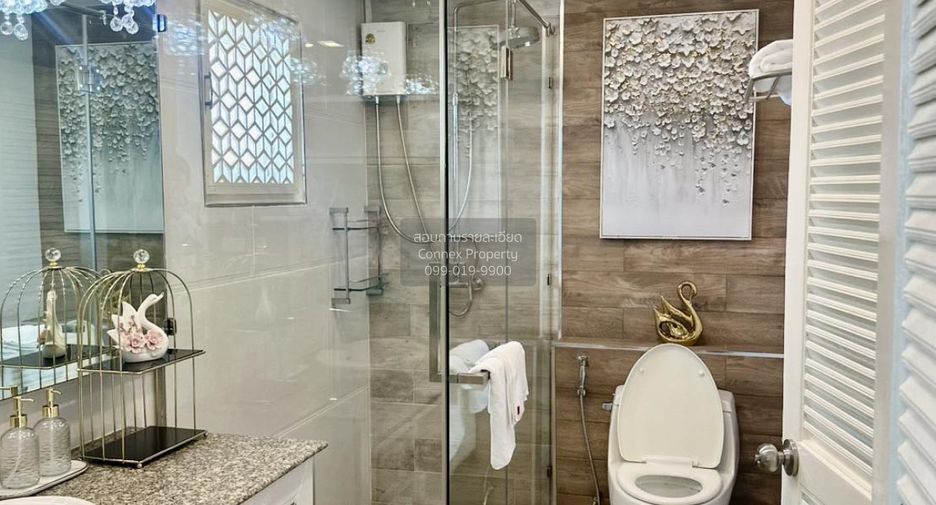 For sale 4 bedrooms townhouse in Lat Phrao, Bangkok