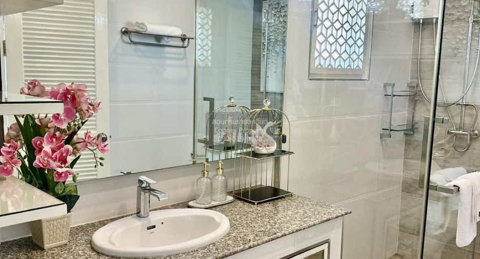 For sale 4 bedrooms townhouse in Lat Phrao, Bangkok