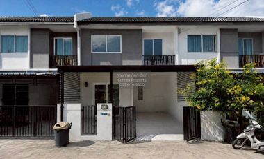À vendre 3 chambres maison de ville à Bang Khae, Bangkok