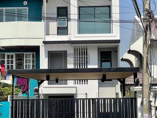 出售 4 卧室 联排别墅 在 Mueang Nonthaburi, Nonthaburi