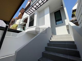 出售 4 卧室 联排别墅 在 Mueang Nonthaburi, Nonthaburi
