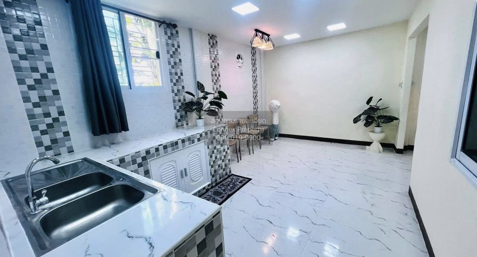 Casa adosada en venta de 3 habitaciones en Lat Krabang, Bangkok