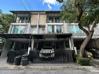 À vendre 3 chambres maison de ville à Lat Phrao, Bangkok