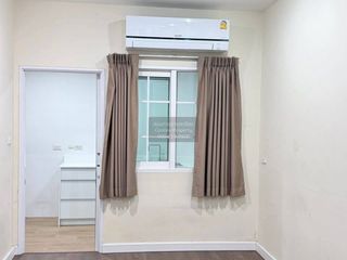 Casa adosada en venta de 4 habitaciones en Phra Pradaeng, Samut Prakan