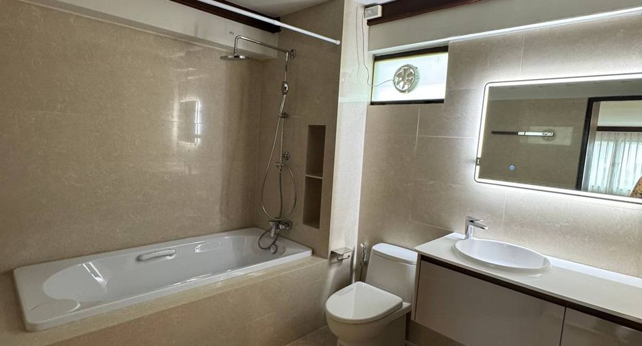 Condo en alquiler de 3 habitaciones en Watthana, Bangkok