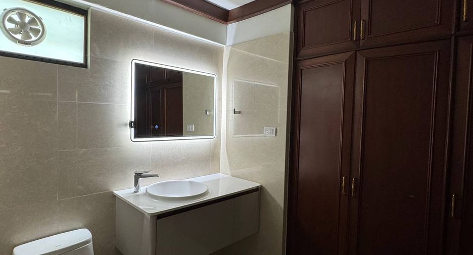 Condo en alquiler de 3 habitaciones en Watthana, Bangkok