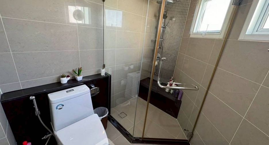 Condo en alquiler de 2 habitaciones en Huai Khwang, Bangkok