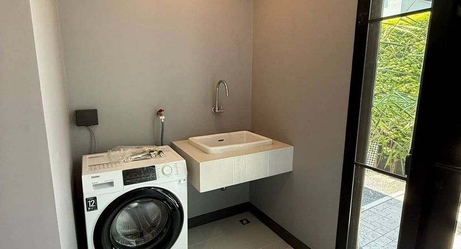 For rent 4 bedrooms house in Bang Kapi, Bangkok