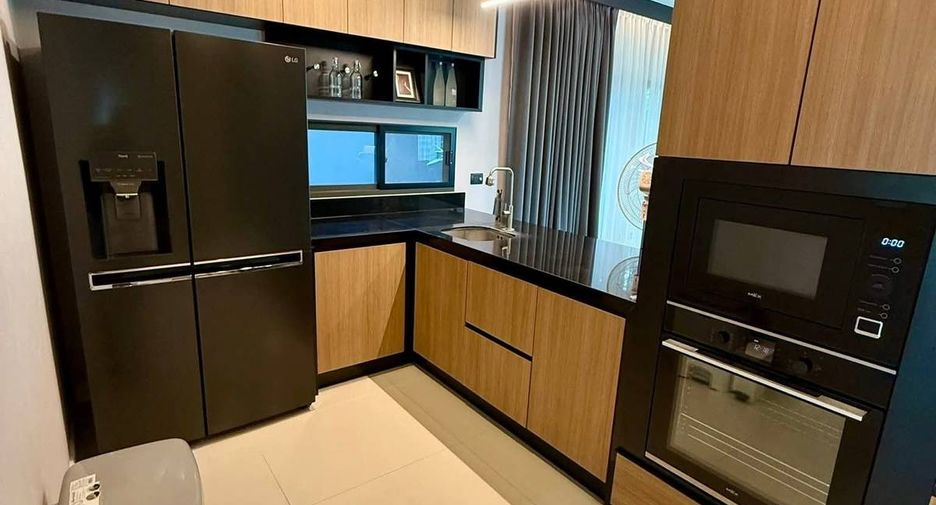 For rent 4 bedrooms house in Bang Kapi, Bangkok