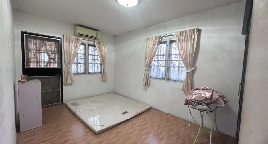Casa adosada en venta de 3 habitaciones en Prawet, Bangkok