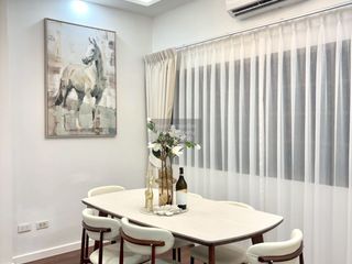 Casa en alquiler de 4 habitaciones en Huai Khwang, Bangkok