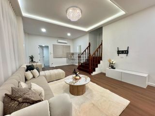 Casa en alquiler de 4 habitaciones en Huai Khwang, Bangkok