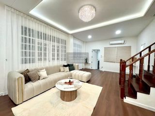 Casa en alquiler de 4 habitaciones en Huai Khwang, Bangkok
