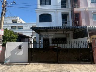 Casa en alquiler de 4 habitaciones en Huai Khwang, Bangkok