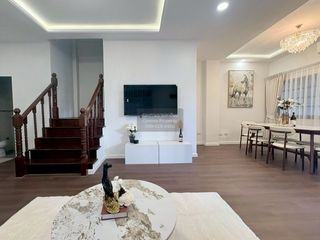 Casa en alquiler de 4 habitaciones en Huai Khwang, Bangkok