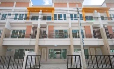 For rent 3 bedrooms townhouse in Lat Phrao, Bangkok