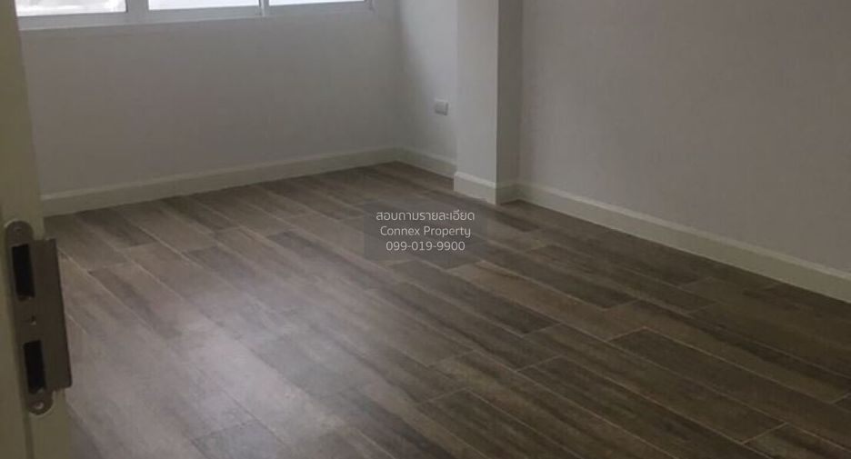 For rent 3 bedrooms townhouse in Lat Phrao, Bangkok
