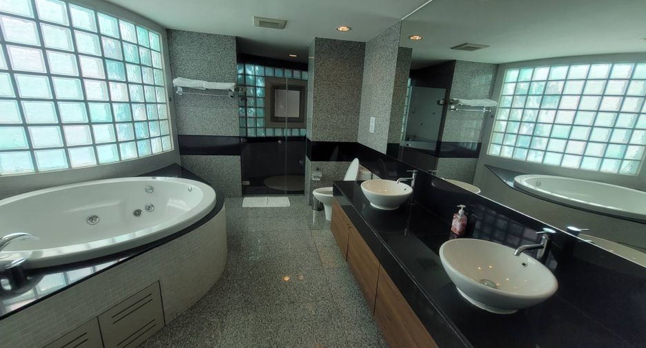 For rent 3 ベッドルーム condo in Watthana, Bangkok