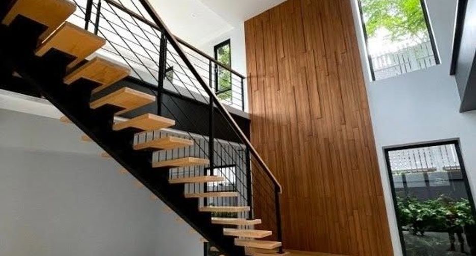 For sale and for rent 5 bedrooms house in Watthana, Bangkok