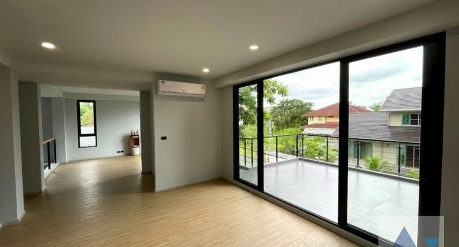 For sale and for rent 5 bedrooms house in Watthana, Bangkok