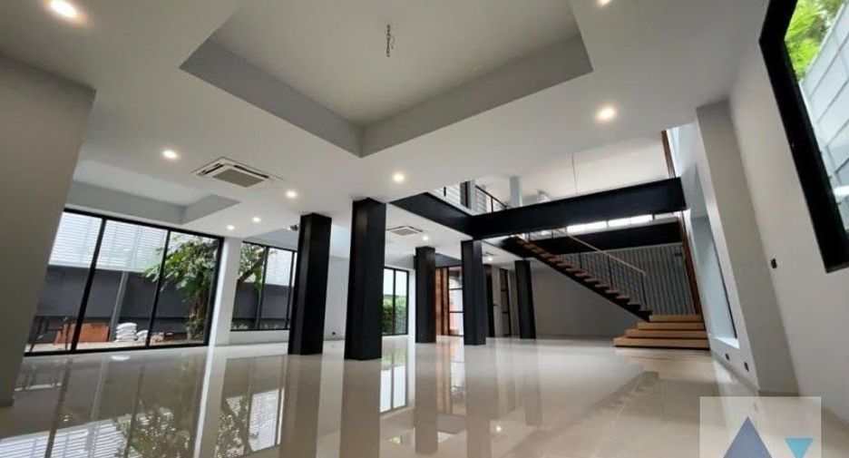 For sale and for rent 5 bedrooms house in Watthana, Bangkok