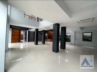 For sale and for rent 5 bedrooms house in Watthana, Bangkok
