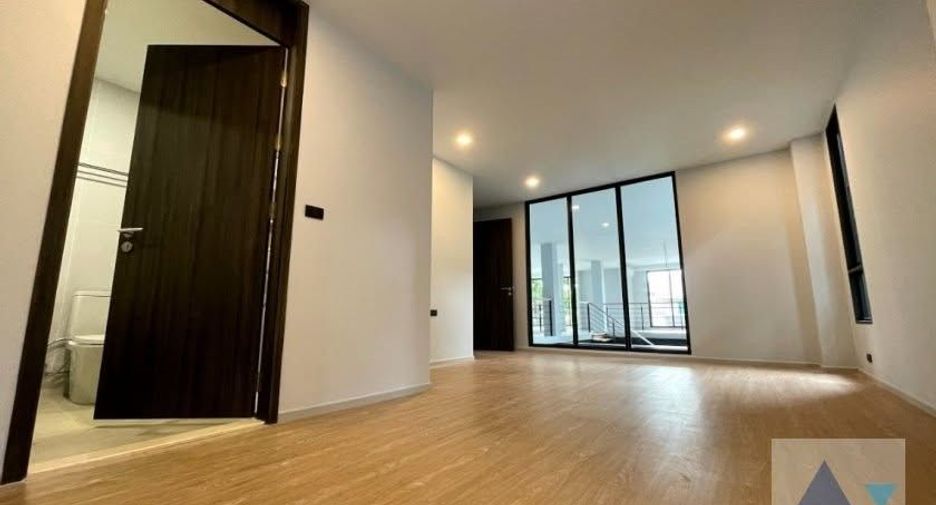 For sale and for rent 5 bedrooms house in Watthana, Bangkok