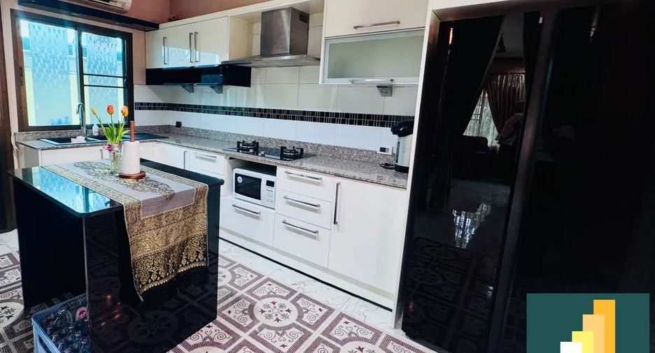 Продажа 3 спальни дом в Саттахип, Чонбури