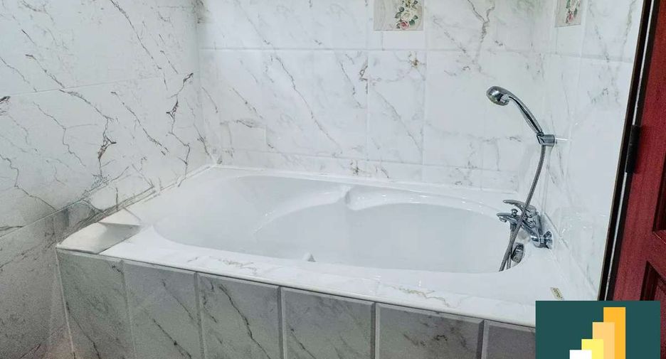 Продажа 3 спальни дом в Саттахип, Чонбури