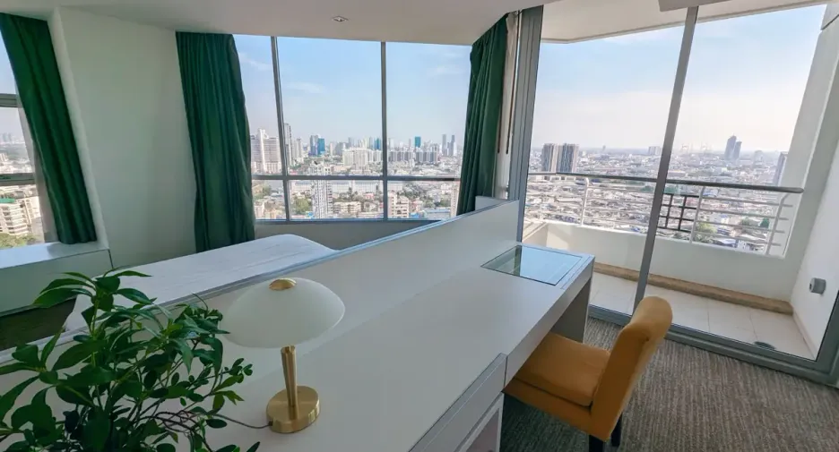 For rent 3 bedrooms condo in Sathon, Bangkok