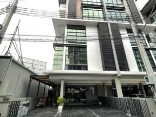 Haus zum Kauf mit 6 Zimmer in Bang Khen, Bangkok