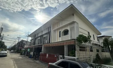 À vendre 4 chambres maison de ville à Lam Luk Ka, Pathum Thani