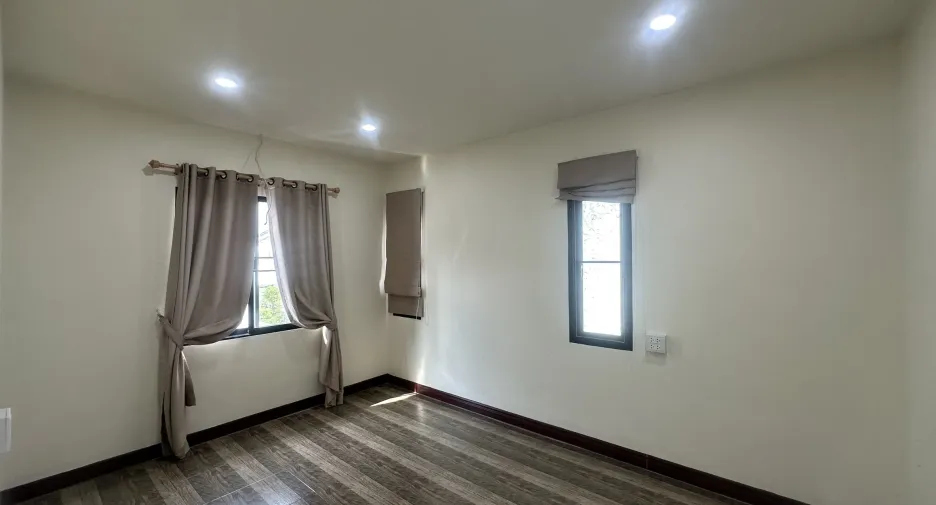 À vendre 4 chambres maison de ville à Lam Luk Ka, Pathum Thani