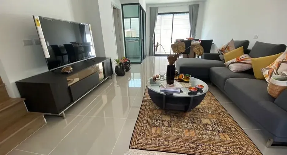 Casa adosada en alquiler de 3 habitaciones en Bang Kapi, Bangkok