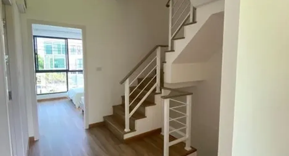 Casa adosada en alquiler de 3 habitaciones en Bang Kapi, Bangkok