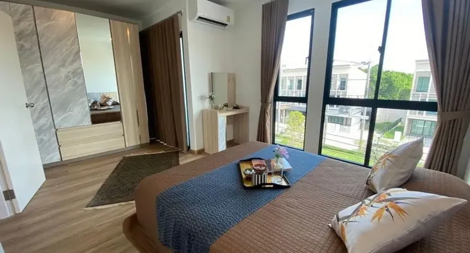 Casa adosada en alquiler de 3 habitaciones en Bang Kapi, Bangkok