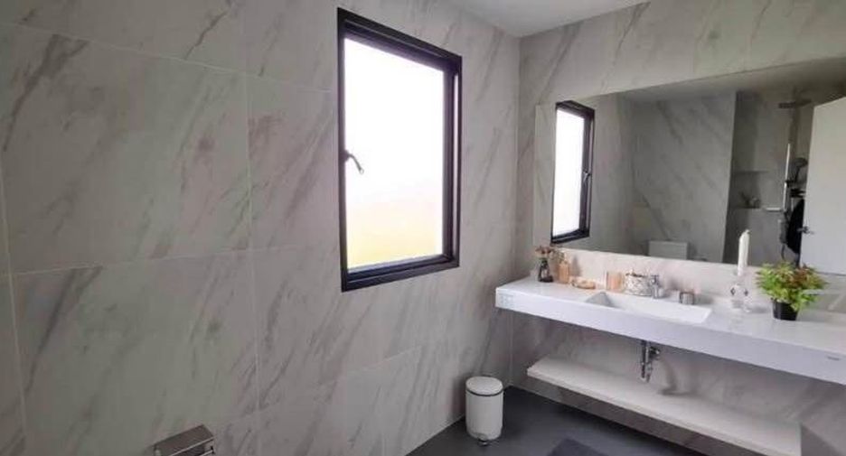 For sale 3 bedrooms townhouse in Bang Kapi, Bangkok