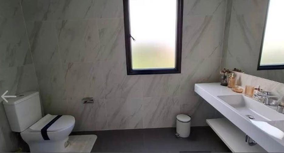 For sale 3 bedrooms townhouse in Bang Kapi, Bangkok