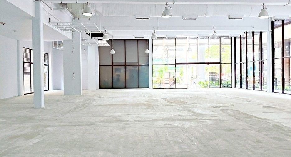 For rent retail Space in Watthana, Bangkok