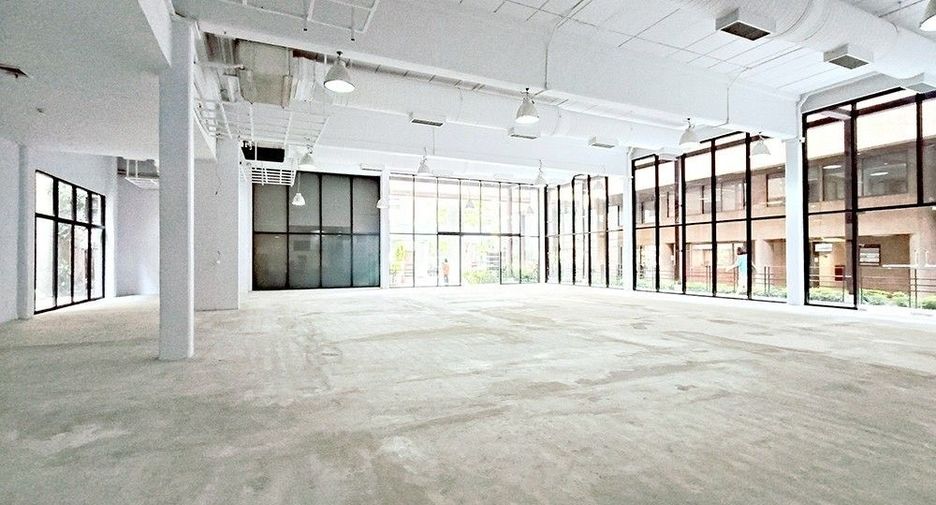 For rent retail Space in Watthana, Bangkok
