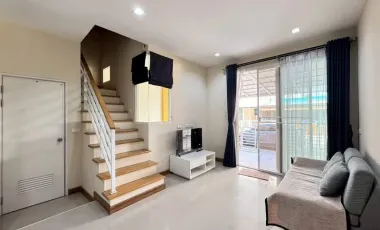 Casa adosada en alquiler de 4 habitaciones en Lat Krabang, Bangkok