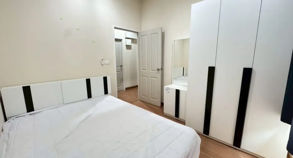 Casa adosada en alquiler de 4 habitaciones en Lat Krabang, Bangkok